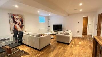 Apartment, 1 Queen Bed | Living area