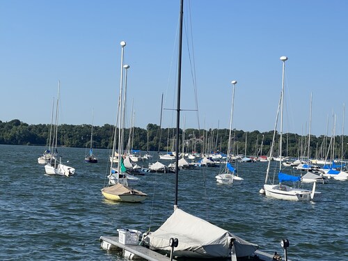 Charming Linden Hills Cottage 800 feet from Lake Harriet, also near Bde Maka Ska