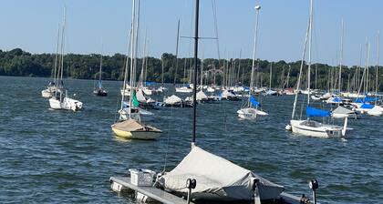 Charming Linden Hills Cottage 800 feet from Lake Harriet, also near Bde Maka Ska