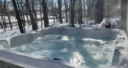 Charming Linden Hills Cottage 800 feet from Lake Harriet, also near Bde Maka Ska