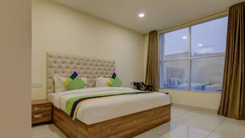 Phòng đôi Deluxe | Bàn, bàn ủi/dụng cụ ủi quần áo, bộ trải giường