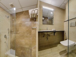 Chambre Double Standard | Salle de bain | Articles de toilette gratuits, serviettes fournies, savon, shampoing