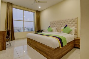 Kamar Double Standar | Meja kerja, setrika/meja setrika, dan seprai linen