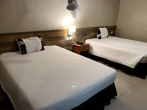 Escritorio, espacio para trabajar con laptop y cortinas blackout
