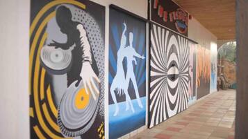 Un pasillo con arte abstracto en la pared y un letrero que dice 'The Fish'.
