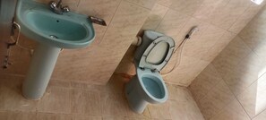 华丽客房 | 浴室 | 免费洗浴用品、拖鞋、毛巾