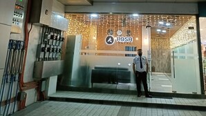 La façade de l’hôtel Rosh, avec un comptoir d’accueil et un agent de sécurité posté à l’extérieur.