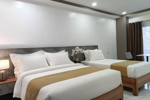 Habitación familiar, 2 camas de matrimonio, no fumadores, vistas a la ciudad | Decoración individual, mobiliario individual, wifi gratis y ropa de cama
