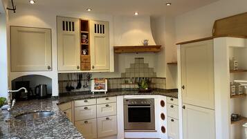 Kühlschrank, Ofen, Herdplatte, Geschirrspüler