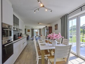 Fridge, microwave, oven, stovetop - Ardennes group house with fireplace and garden (Lierneux)