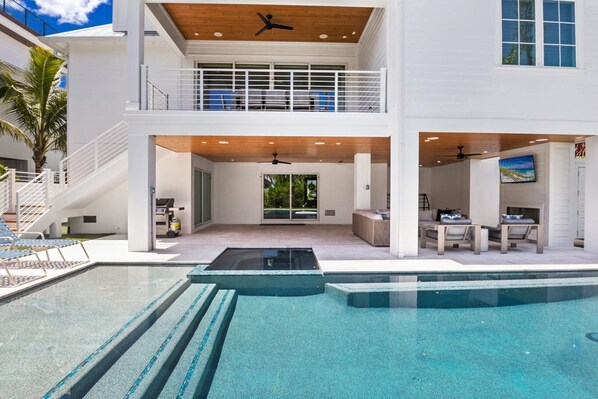 حمّام سباحة مُدفَّأ