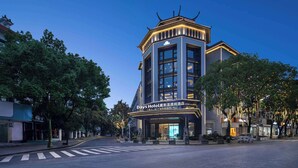A hotel with a modern facade, large windows, and a prominent entrance. - Days Hotel BY Wyndham Hengyang Nanyue (Hengyang)