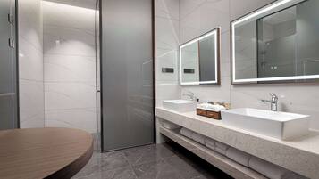 Suite, 1 King Bed, Smoking