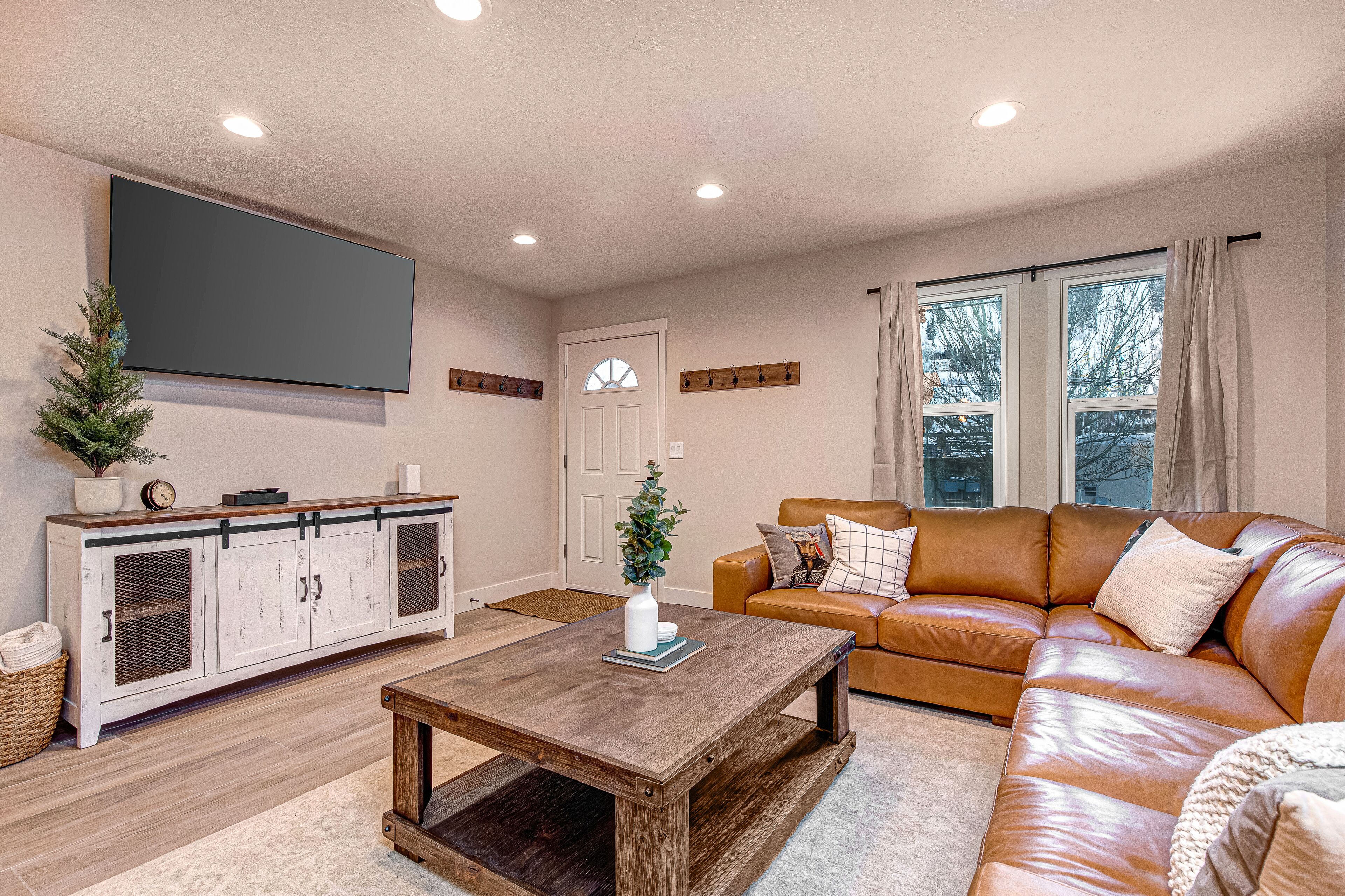 Inviting, mountainside home with shared outdoor spaces, washer/dryer, & AC