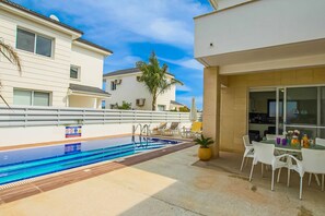 Outdoor dining - Villa Begonia - Flouressia Villas (Protaras)