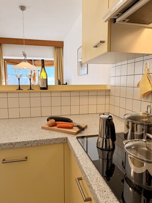 Réfrigérateur, plaque de cuisson, lave-vaisselle, cafetière/bouilloire