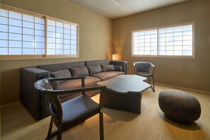 Villa, no fumadores (Suite, with Open-Air Bath) | Zona de estar | Una televisión de pantalla plana, Netflix, Hulu, servicios de streaming
