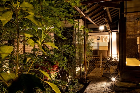 Exterior. Hachikan