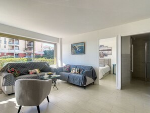 1 soverom, strykejern/-brett og reiseseng for barn