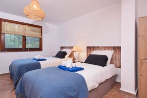 4 bedrooms, iron/ironing board, WiFi, bed sheets