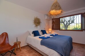 4 bedrooms, iron/ironing board, WiFi, bed sheets