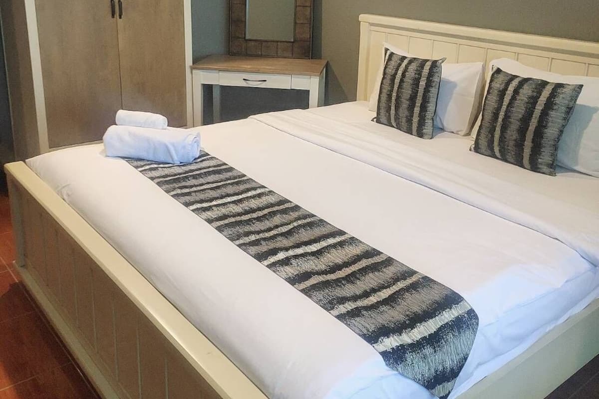 Superior Room - City View | Bureau, Wi-Fi gratuit, draps fournis