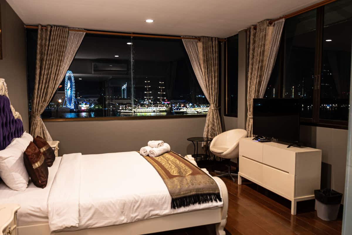 Grand Deluxe Room - River View | Bureau, Wi-Fi gratuit, draps fournis