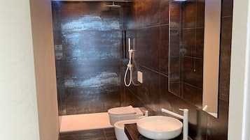 Douche, sèche-cheveux, serviettes fournies