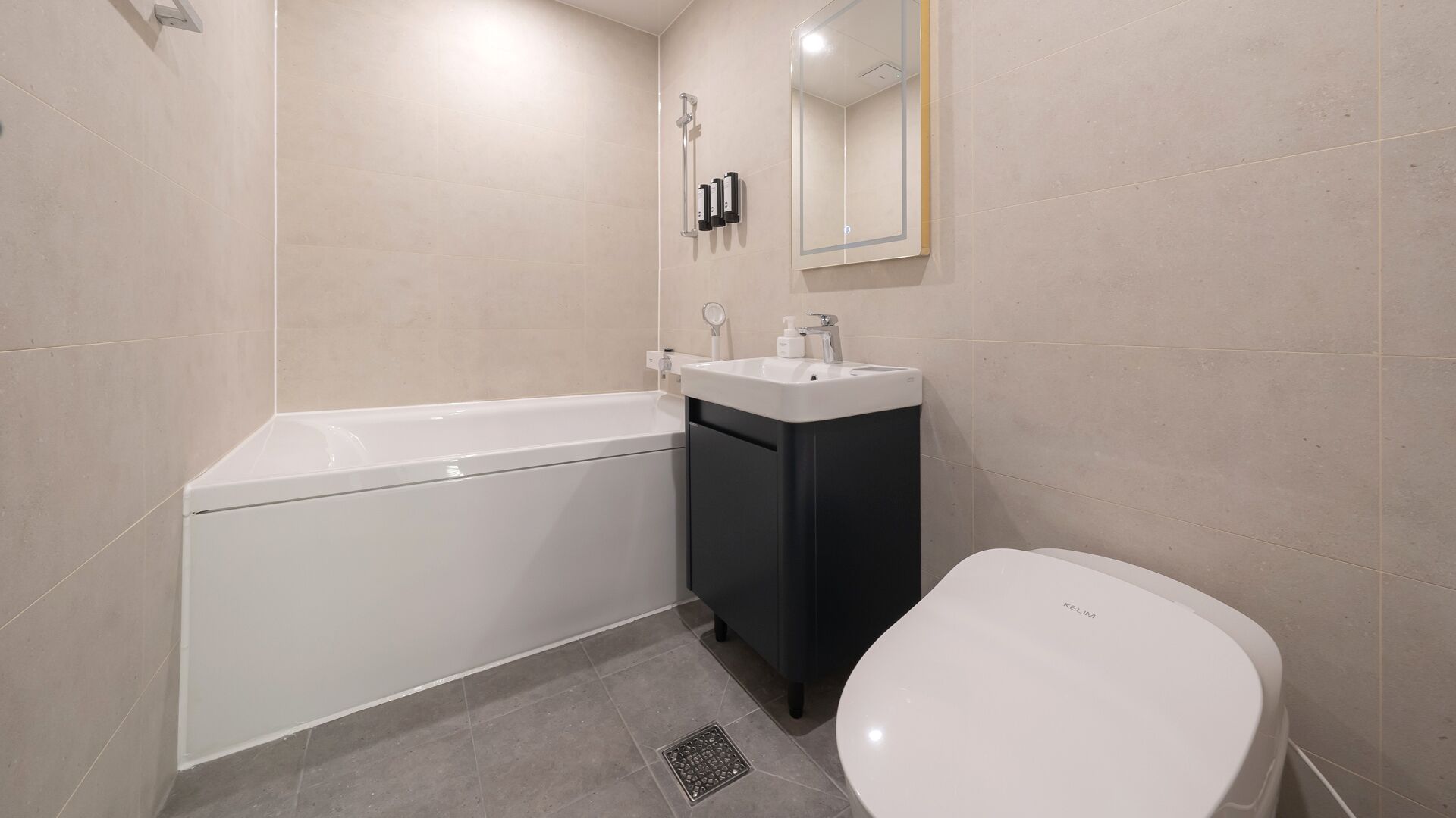 Ein modernes Badezimmer mit einer Badewanne, einem Waschbecken und einer Toilette.