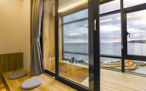 Premium bedding, desk, laptop workspace, free WiFi - The Van Hotel Ulsan (Ulsan)