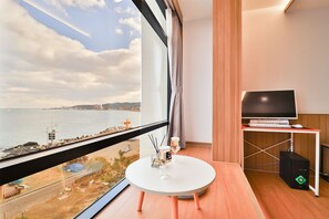 Habitación doble Premium | Ropa de cama de alta calidad y escritorio 