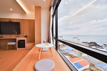 Premium Double Room | Peralatan tempat tidur premium, meja, ruang kerja komputer riba