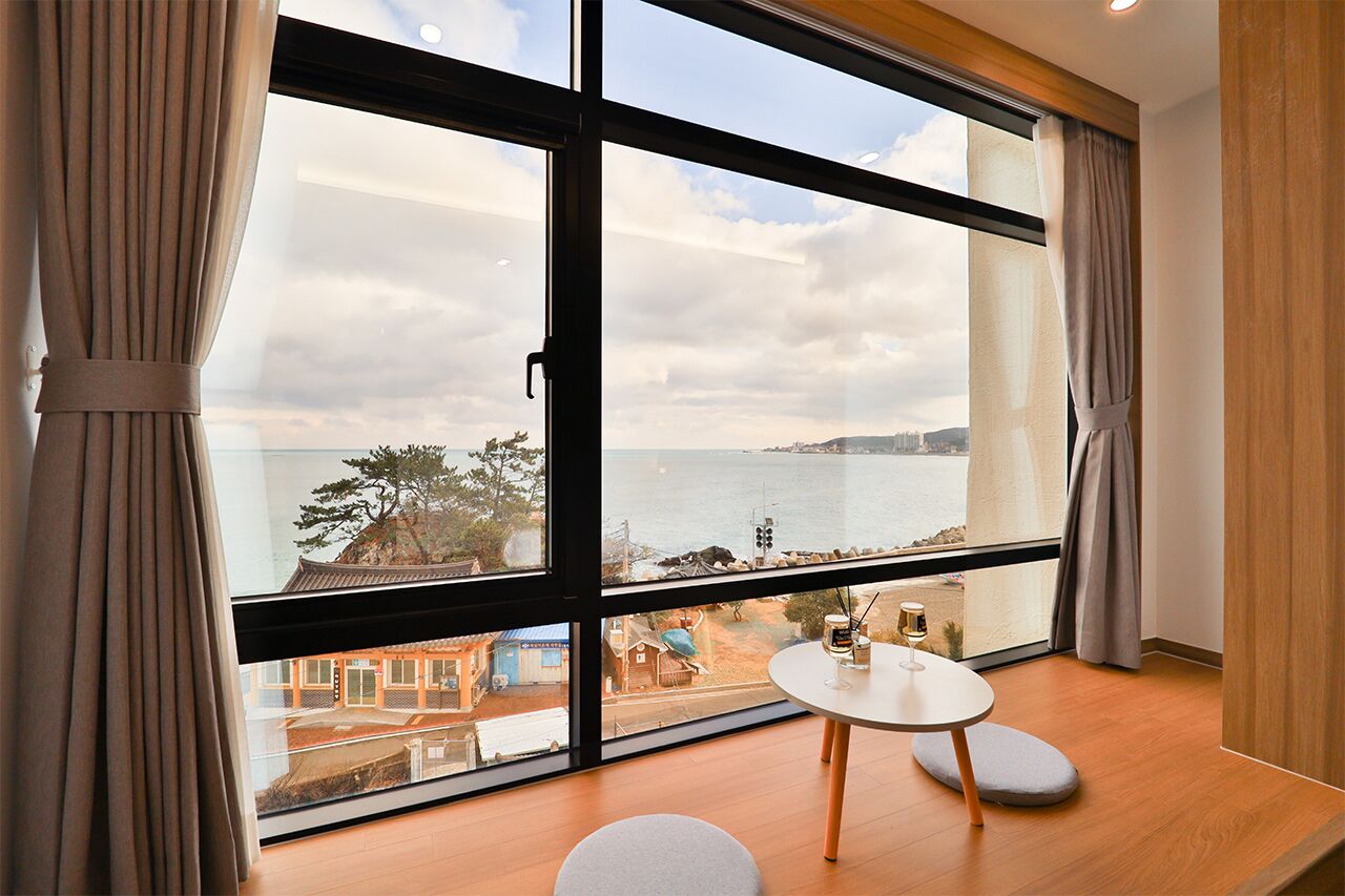 尊荣双人房 | 高档床上用品、办公桌、笔记本电脑工作区、免费 WiFi