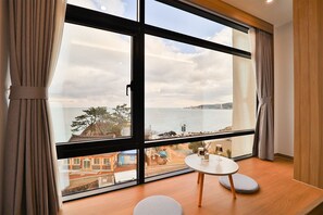 Premium bedding, desk, laptop workspace, free WiFi - The Van Hotel Ulsan (Ulsan)