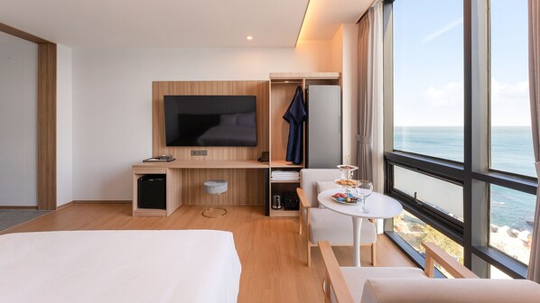 Habitación doble Deluxe | Ropa de cama de alta calidad y escritorio 