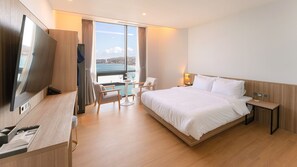 Habitación Deluxe doble | Ropa de cama de alta calidad y escritorio