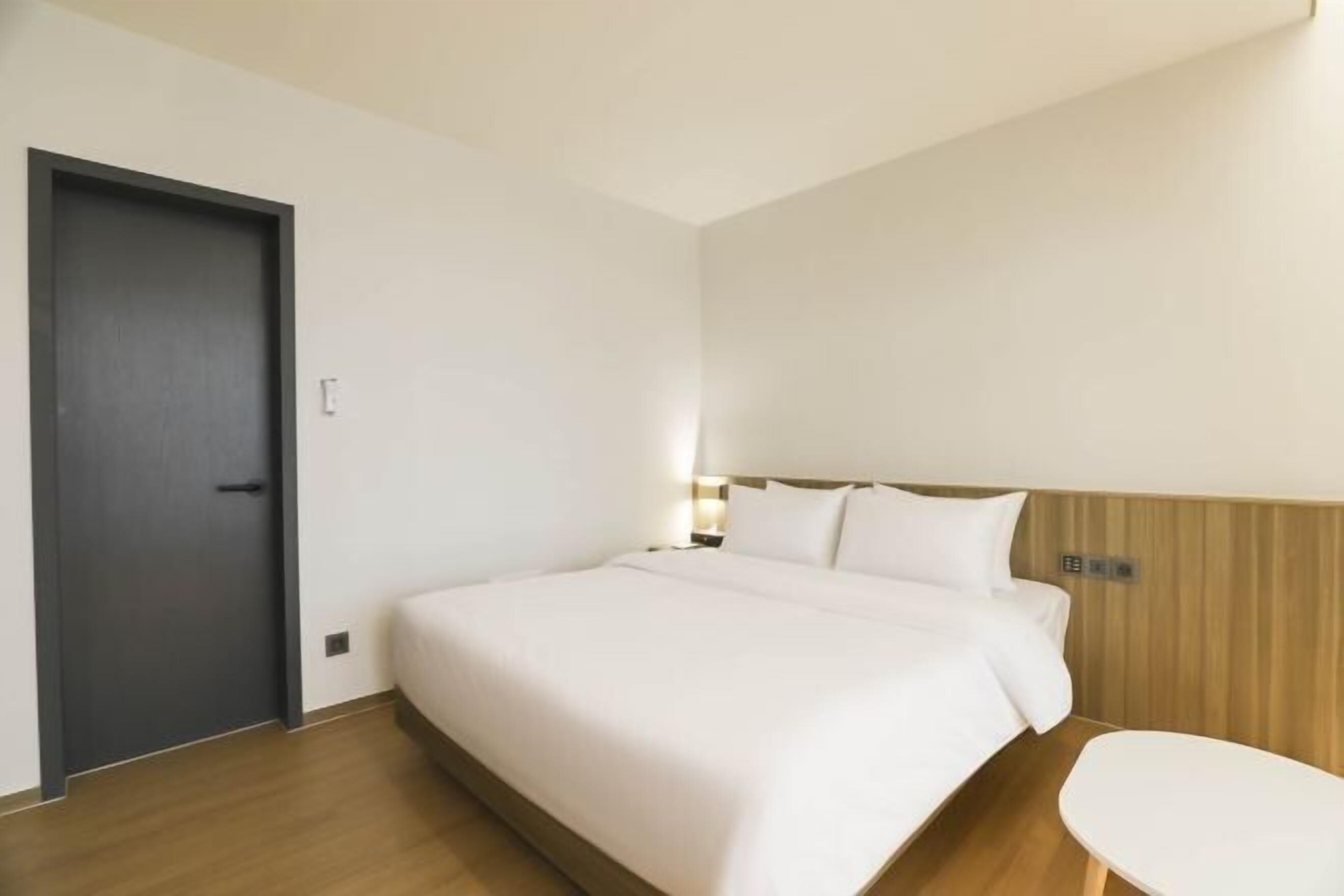 Premium bedding, desk, laptop workspace, free WiFi