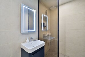 Quarto casal real | Banheiro | Produtos de toalete de grife, secador de cabelo, roupões de banho