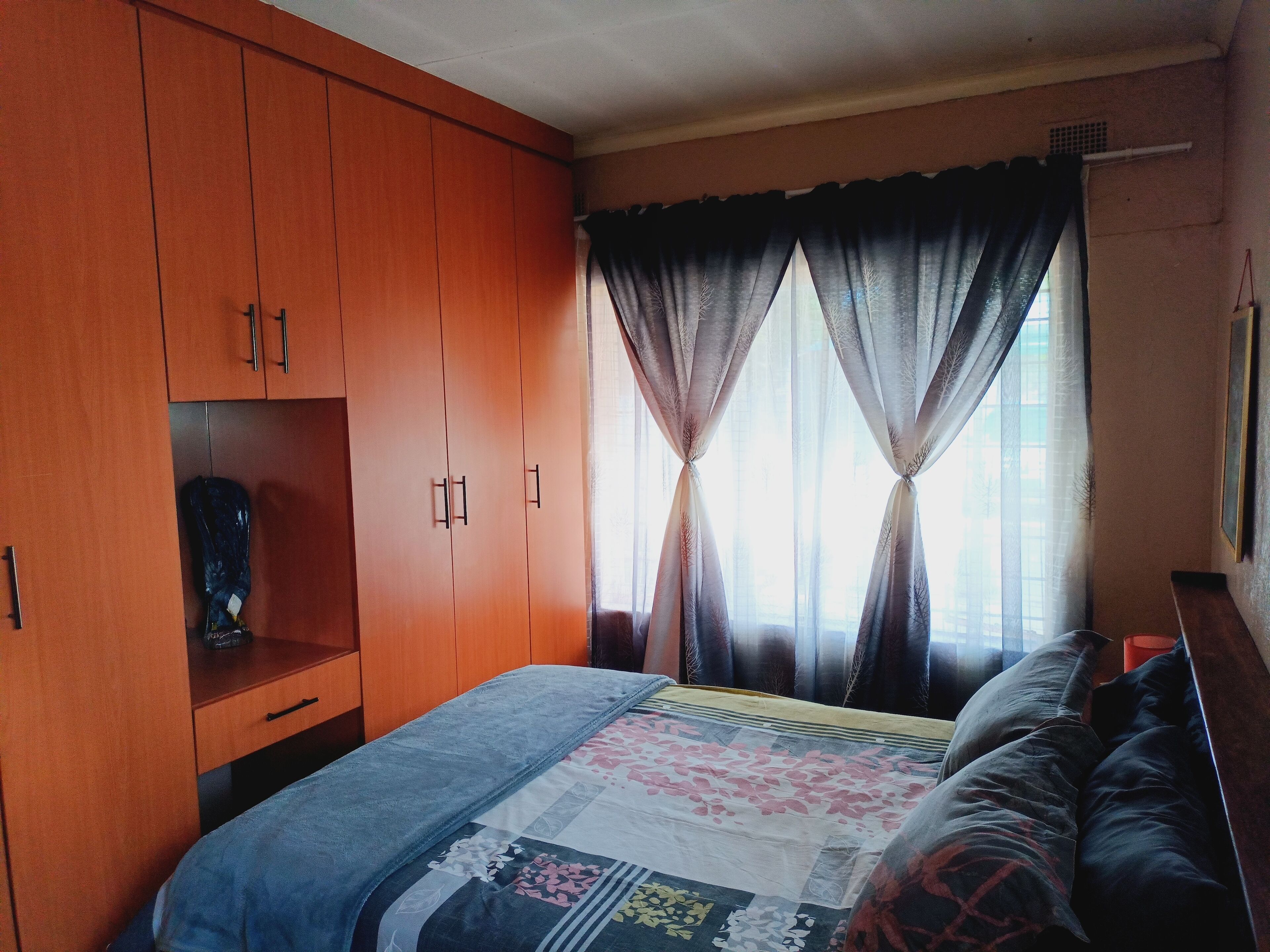 2 makuuhuonetta, tallelokero huoneessa, silitysrauta/-lauta