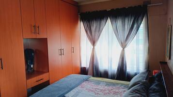 2 quartos, cofres nos quartos, ferros/tábuas de passar roupa