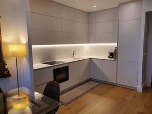 Een koelkast, een magnetron, een oven, een kookplaat