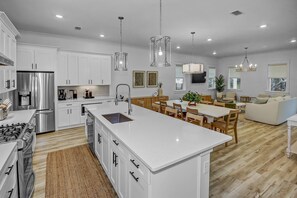 Refrigerador, microondas, lavavajillas y cafetera y tetera 