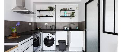 Réfrigérateur, four à micro-ondes, un four, surface de cuisson