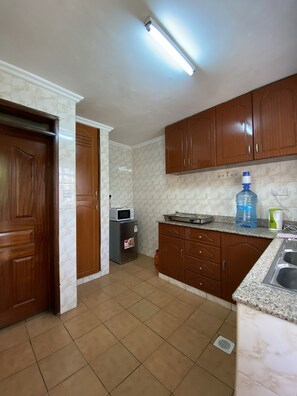 Kühlschrank, Mikrowelle, Kochgeschirr/Geschirr/Besteck, Küchenrolle