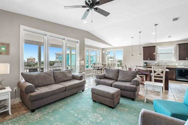 TV - Group Hug ~ Outdoor Pool, Deeded Beach Access + $400 FREE Activities Daily ~ Zoo/Parasailing + More (Gulf Shores)