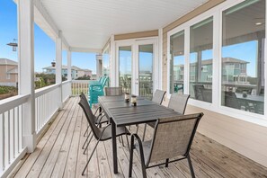 Outdoor dining - Group Hug ~ Outdoor Pool, Deeded Beach Access + $400 FREE Activities Daily ~ Zoo/Parasailing + More (Gulf Shores)