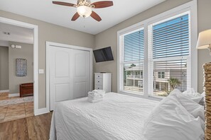 4 bedrooms, iron/ironing board, WiFi, bed sheets - Group Hug ~ Outdoor Pool, Deeded Beach Access + $400 FREE Activities Daily ~ Zoo/Parasailing + More (Gulf Shores)