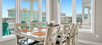Group Hug ~ Outdoor Pool, Deeded Beach Access + $400 FREE Activities Daily ~ Zoo/Parasailing + More