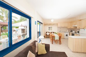 Flatskjerm-TV og DVD-spiller