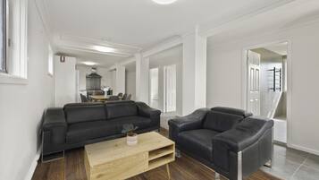 Deluxe Suite | Living area